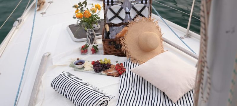 Private Romantic Picnic on a Sailing Tour from Barcelona