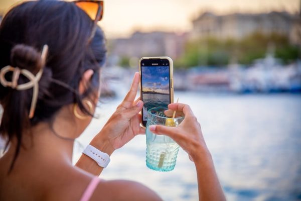 Mit dem Smartphone aufgenommenes Bild auf einem Segelboot